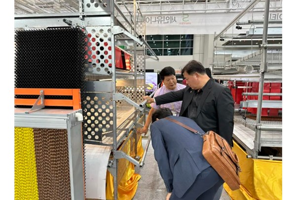 中裕蛋鸡福利养殖设备亮相韩国